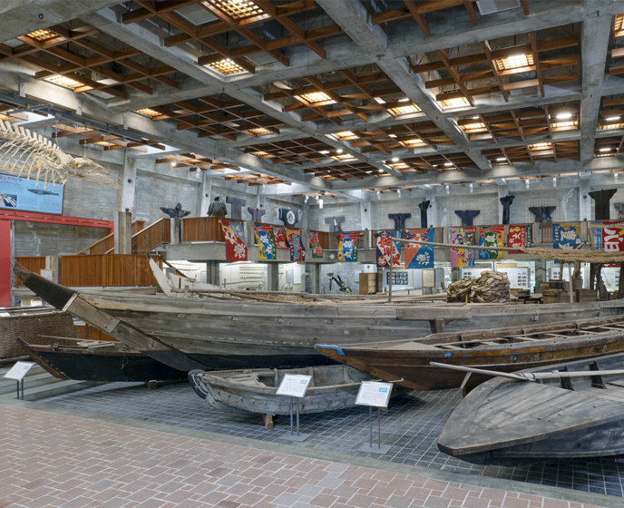 タイ縛り網網船を中心に木造船が並ぶ展示室