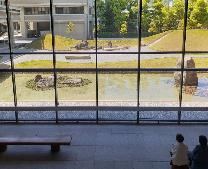 香川県庁東館1階ロビー南庭側