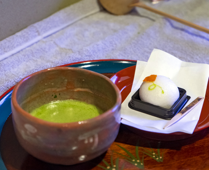 屋島焼茶碗での抹茶のふるまい