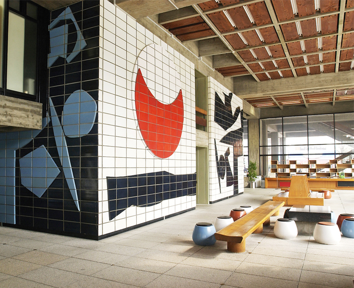 提供: (公社)香川県観光協会　香川県庁舎東館1階ロビー